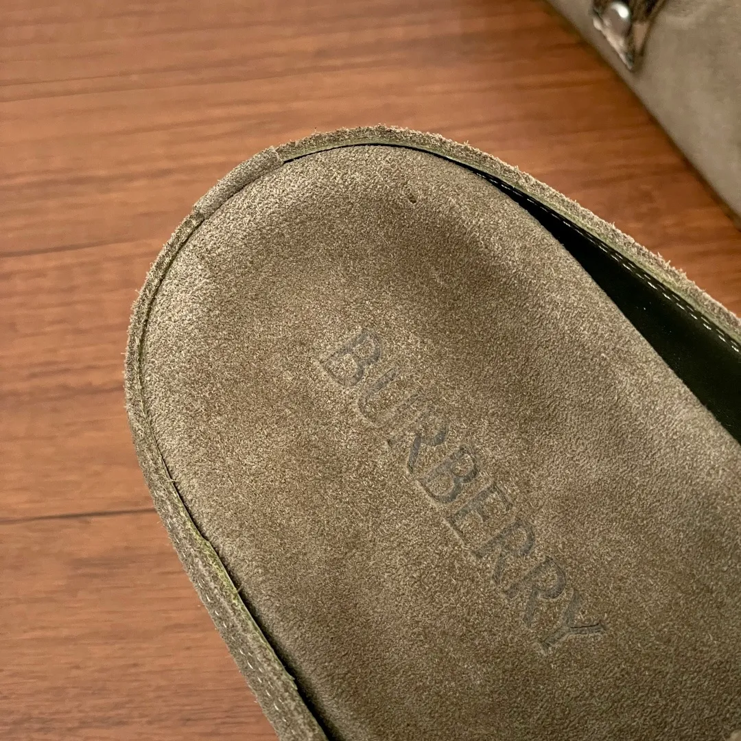 P360 Burberry's new men's checkered leather Urchin half-flop. Made of soft suede cowhide and calfskin, these half-flop sandals feature an adjustable B-shaped buckle strap and are decorated with the signature sand-colored Burberry check in jacquard worsted. The upper wraps around the midsole and is paired with a sole made of the same upper material with an embossed logo on the heel and a wavy rubber outsole embellished with the Burberry lettering. Fashionable and casual! Comes with full set of original packaging dust bag! Code number: 39-40-41-42-43-44 standard code (38/45 can be customized and returns and exchanges are not supported) No. 012